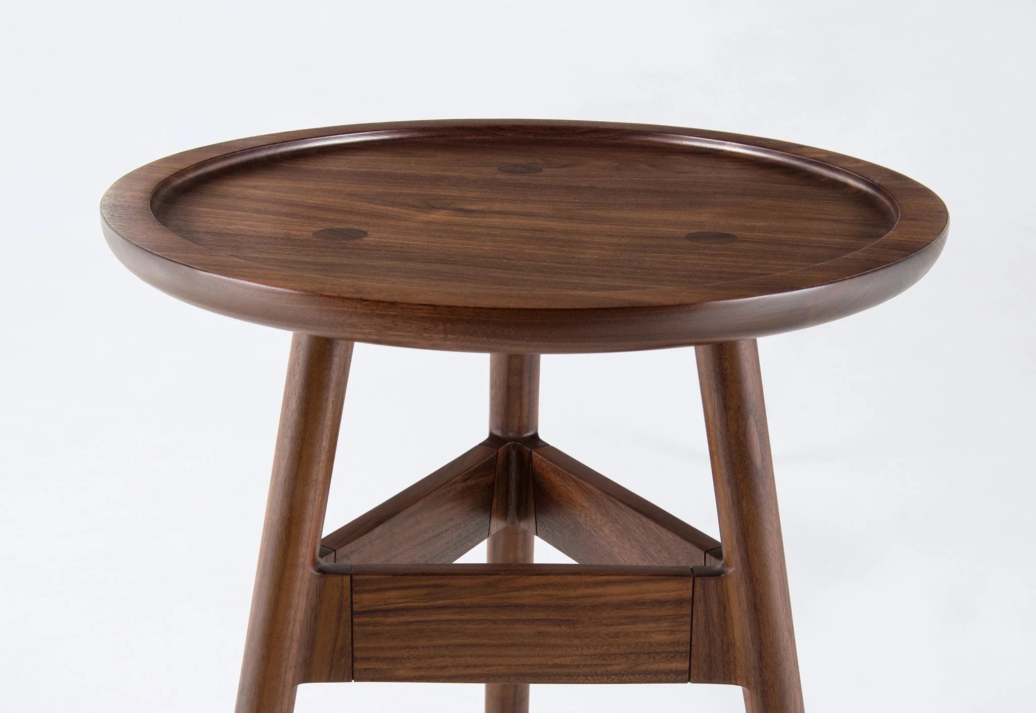 Table d'appoint - Elle emprunte sa simplicité aux designs traditionnels et son profil léger et contemporain au minimalisme.