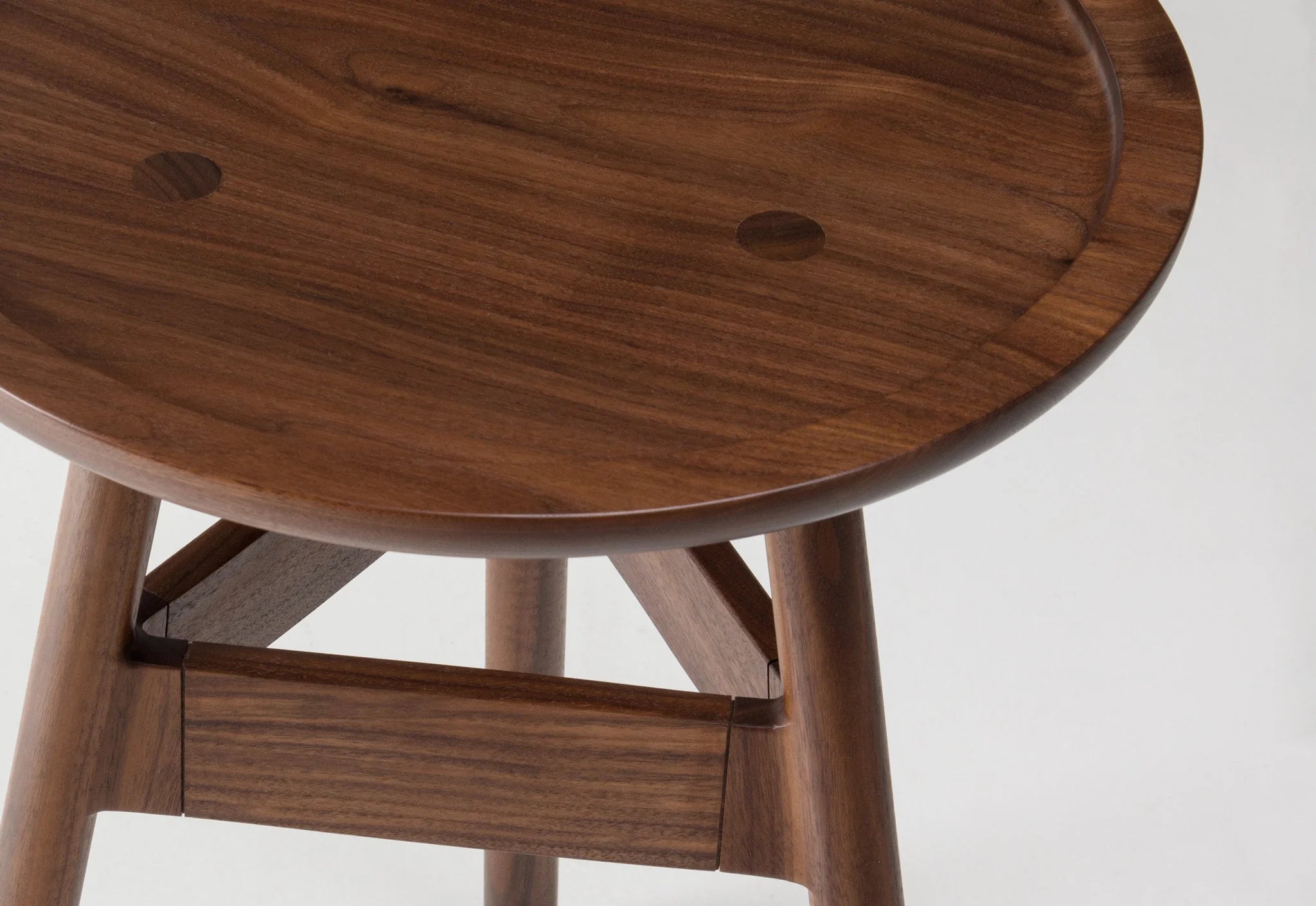 Table d'appoint - Elle emprunte sa simplicité aux designs traditionnels et son profil léger et contemporain au minimalisme.