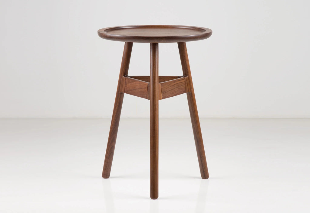 Table d'appoint - Elle emprunte sa simplicité aux designs traditionnels et son profil léger et contemporain au minimalisme.