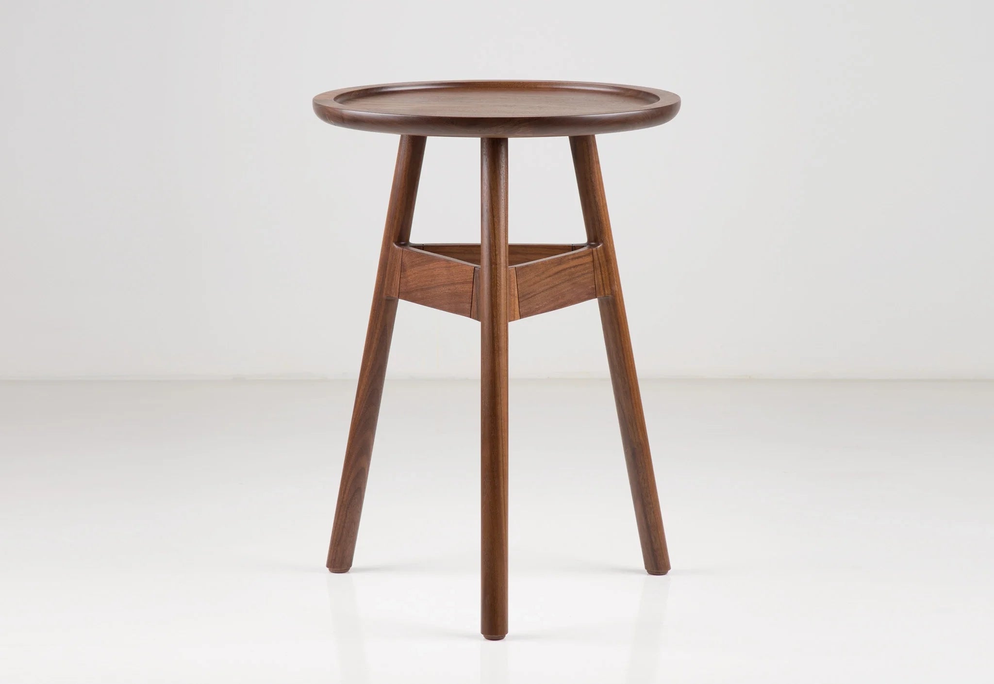 Table d'appoint - Elle emprunte sa simplicité aux designs traditionnels et son profil léger et contemporain au minimalisme.