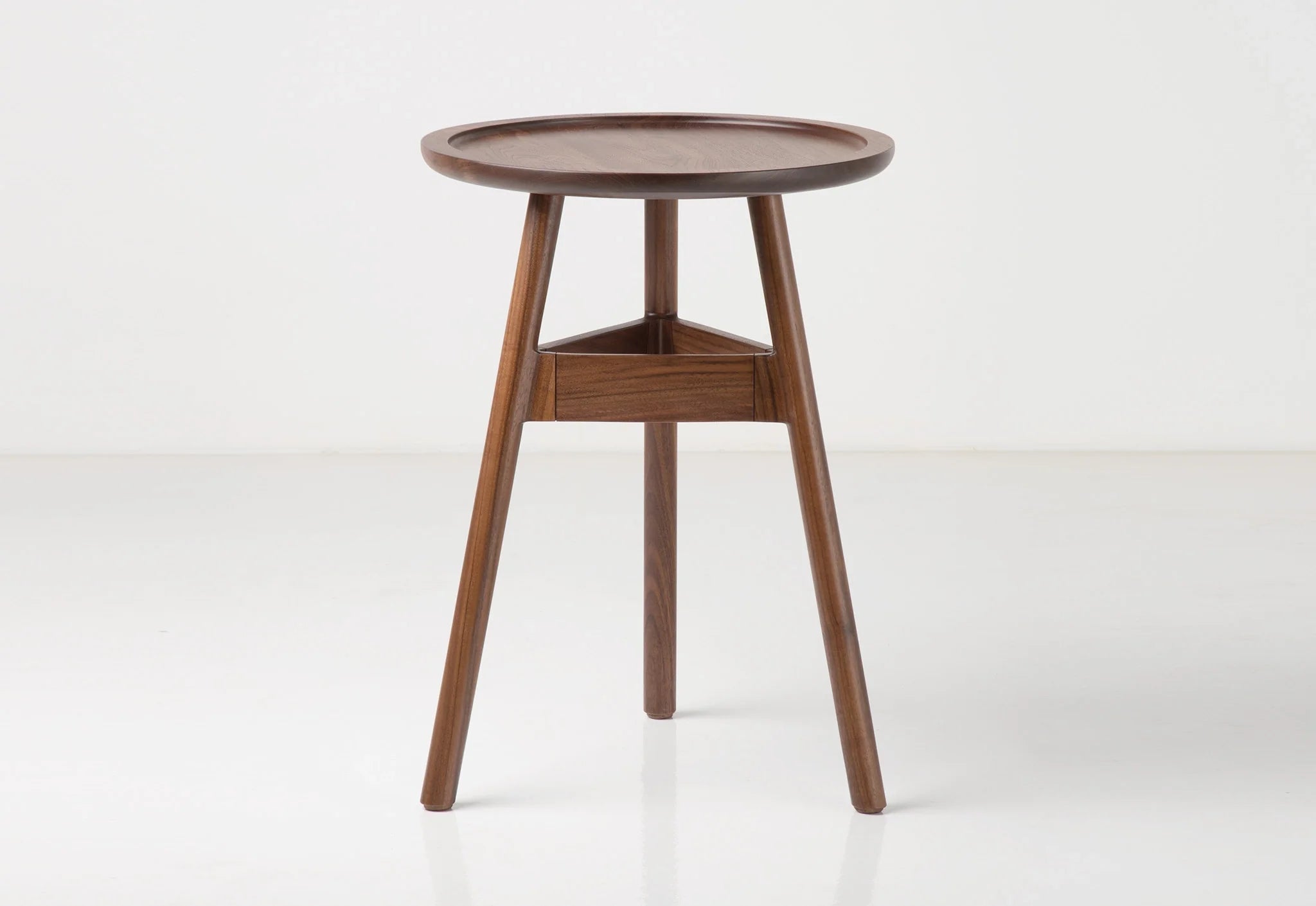Table d'appoint - Elle emprunte sa simplicité aux designs traditionnels et son profil léger et contemporain au minimalisme.