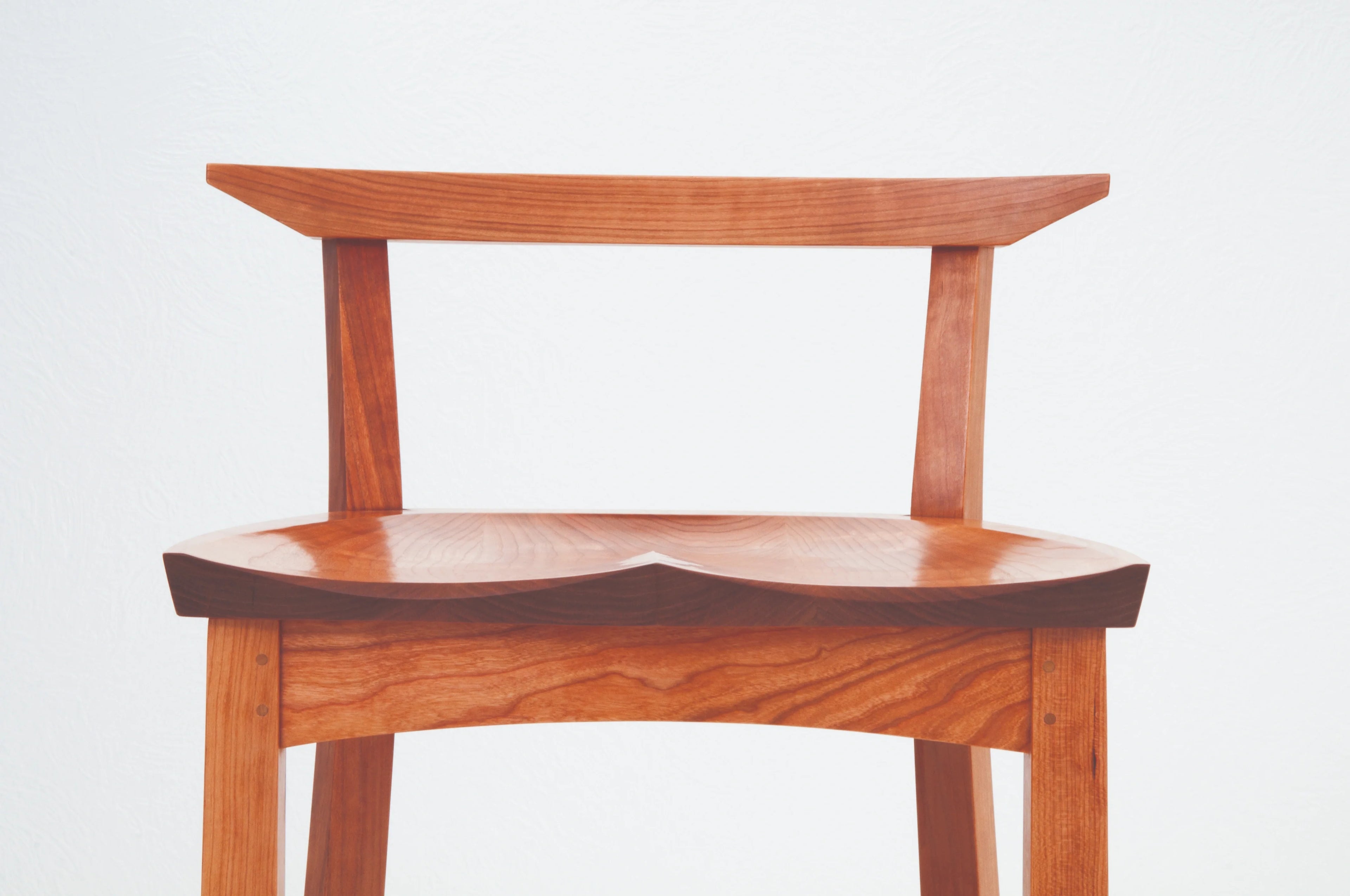 Chaise - S'inspire d'une illustre liste de précédents historiques : le concept du wabi-sabi et les designs