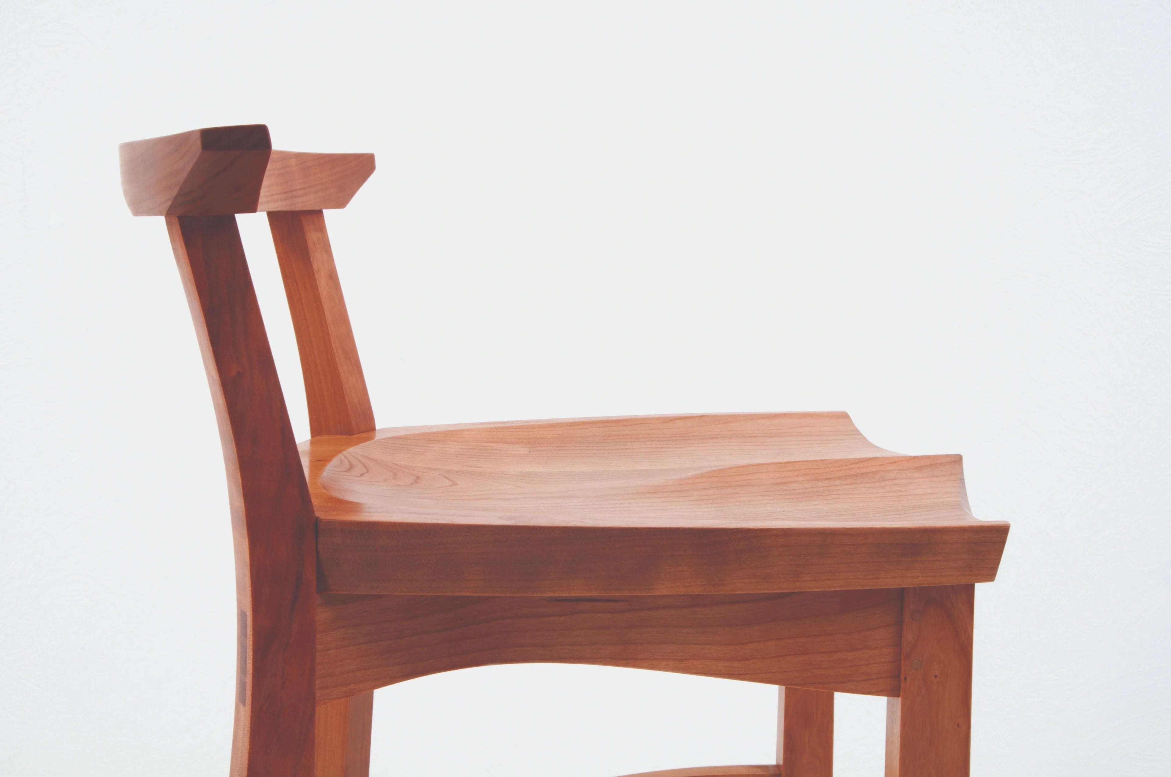 Chaise - S'inspire d'une illustre liste de précédents historiques : le concept du wabi-sabi et les designs