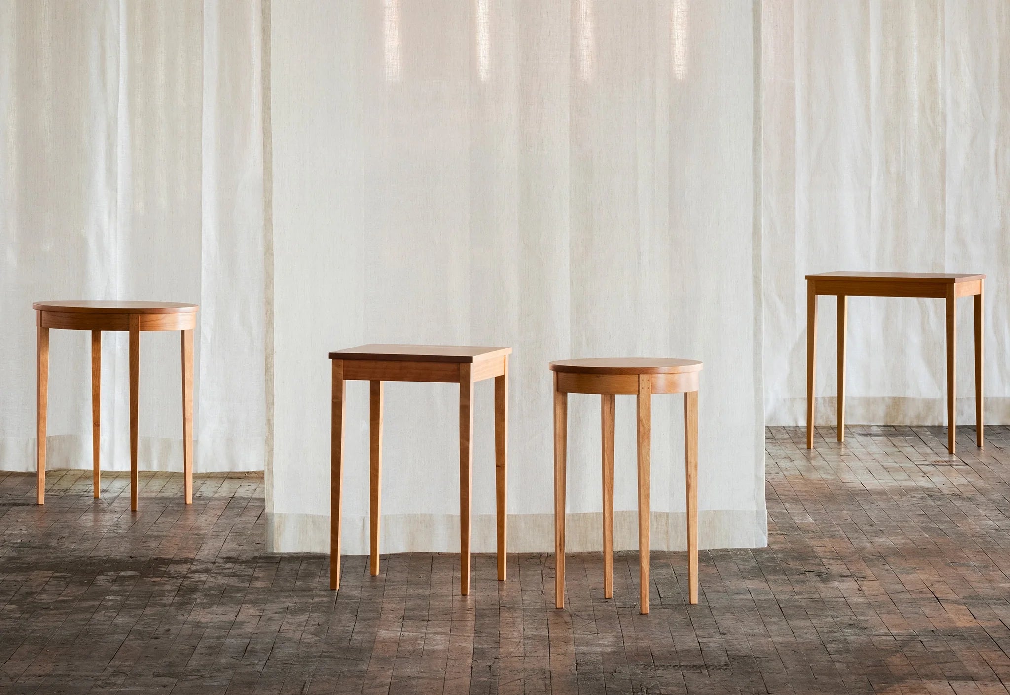 Table Minimus - Inspirées de divers styles, ces tables partagent toutes la même structure de pieds, composée de quatre colonnes fines qui s'élèvent