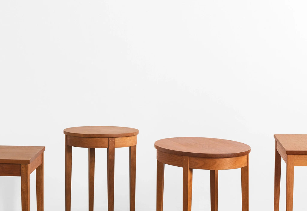 Table Minimus - Inspirées de divers styles, ces tables partagent toutes la même structure de pieds, composée de quatre colonnes fines qui s'élèvent