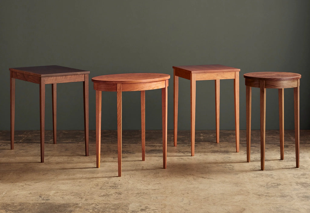Table Minimus - Inspirées de divers styles, ces tables partagent toutes la même structure de pieds, composée de quatre colonnes fines qui s'élèvent