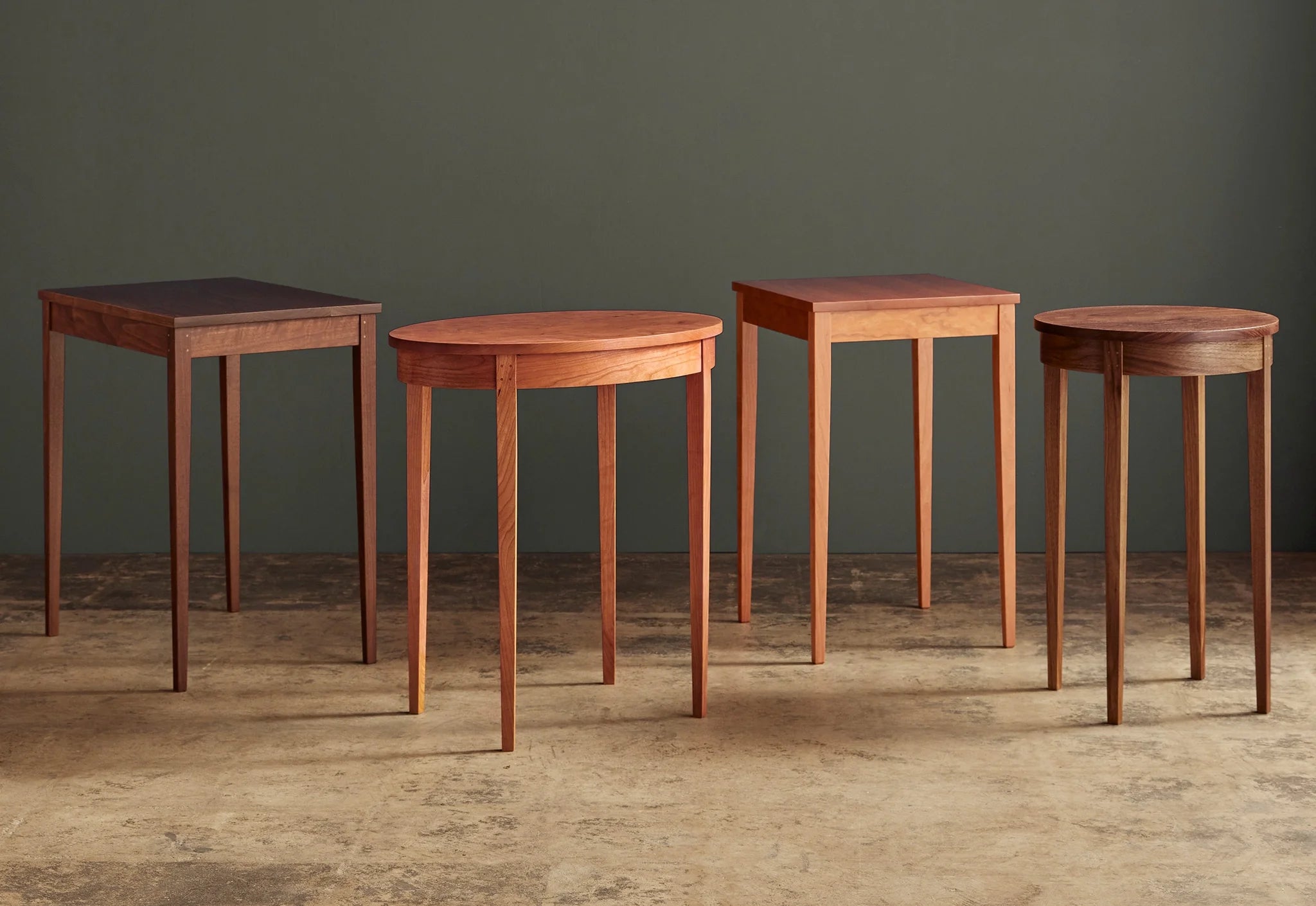 Table Minimus - Inspirées de divers styles, ces tables partagent toutes la même structure de pieds, composée de quatre colonnes fines qui s'élèvent