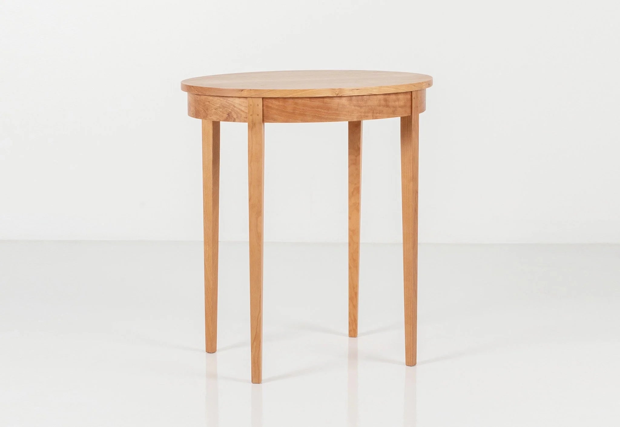 Table Minimus - Inspirées de divers styles, ces tables partagent toutes la même structure de pieds, composée de quatre colonnes fines qui s'élèvent