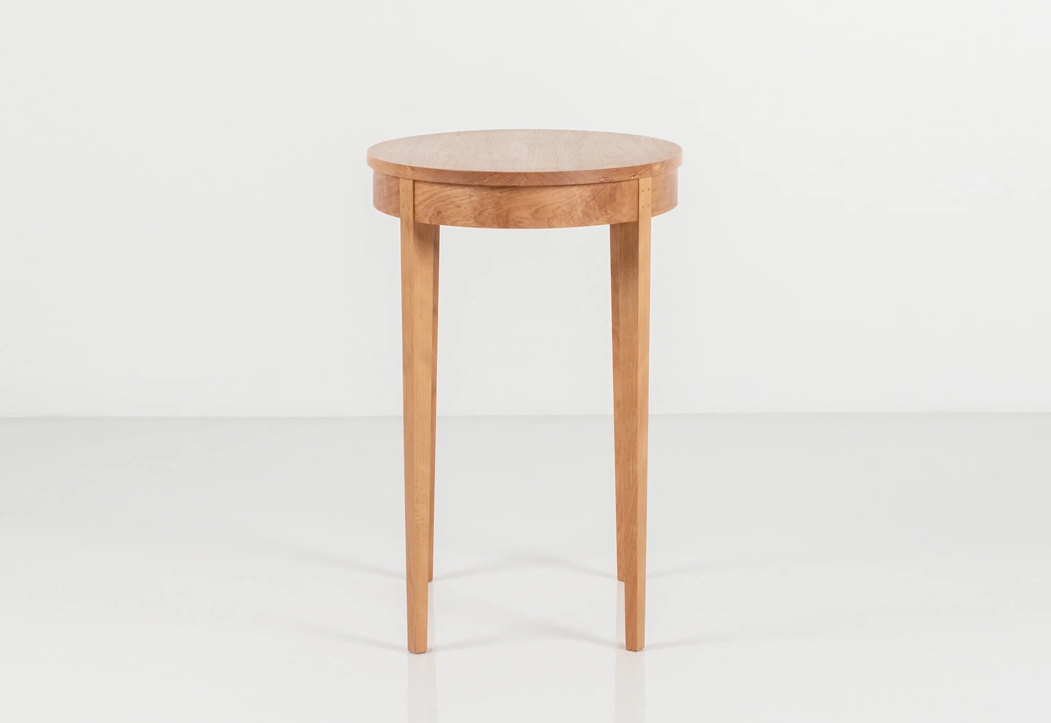 Table Minimus – Ovale - Inspirées de différents styles, ces tables partagent toutes la même structure de pieds, avec quatre fines colonnes
