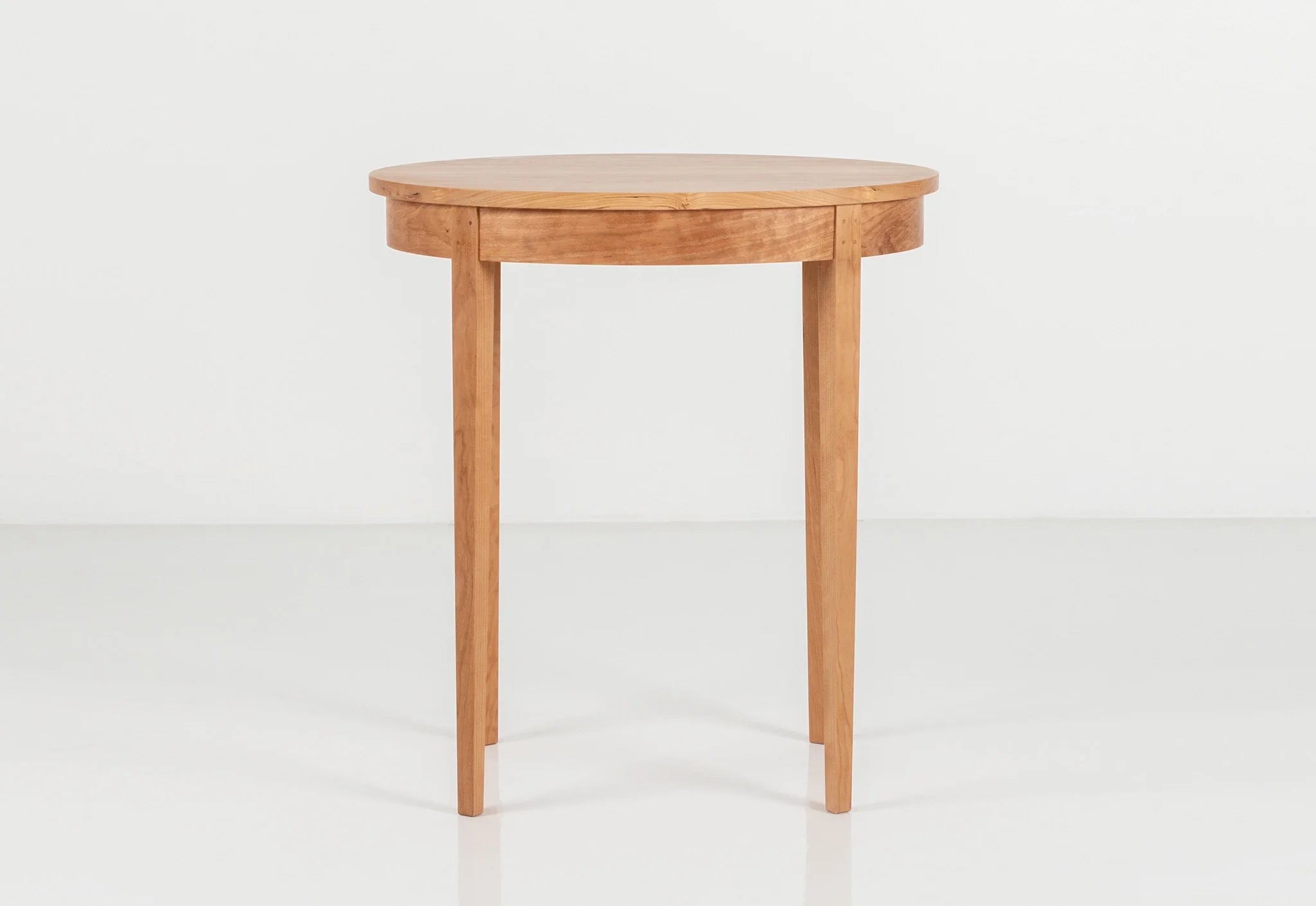 Table Minimus – Ovale - Inspirées de différents styles, ces tables partagent toutes la même structure de pieds, avec quatre fines colonnes