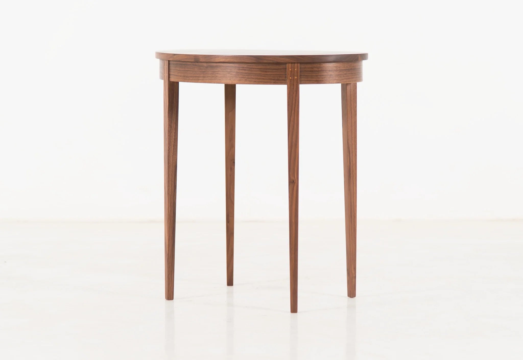 Table Minimus – Ovale - Inspirées de différents styles, ces tables partagent toutes la même structure de pieds, avec quatre fines colonnes