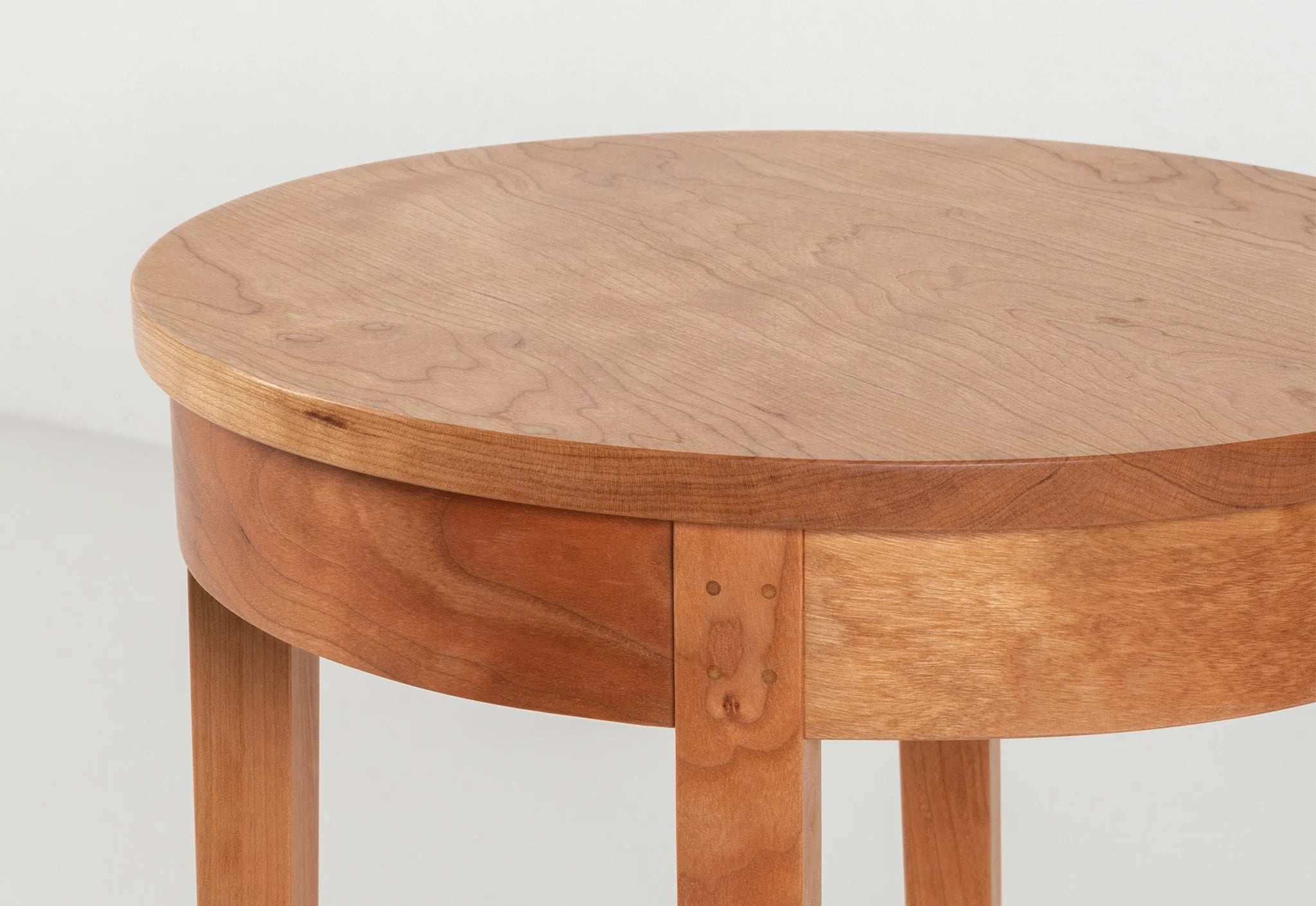 Table Minimus – Ronde – Inspirées de différents styles, ces tables partagent toutes la même structure de pieds, avec quatre colonnes fines