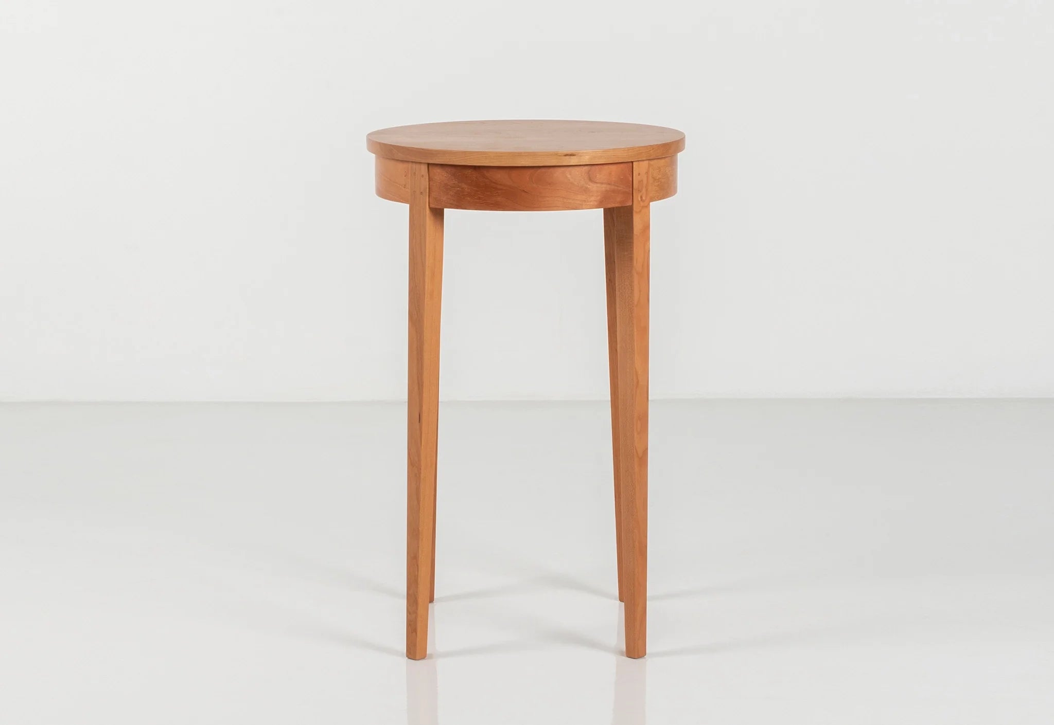 Table Minimus – Ronde – Inspirées de différents styles, ces tables partagent toutes la même structure de pieds, avec quatre colonnes fines
