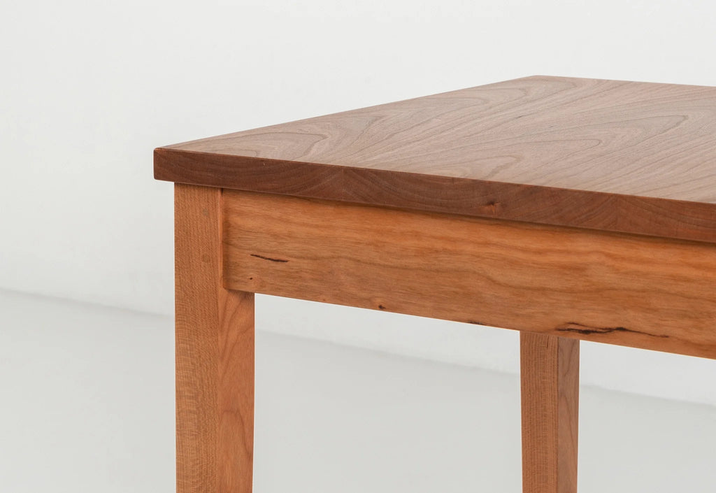 Table Minimus – Carrée - Inspirées de différents styles, toutes ces tables partagent la même structure de pieds, avec quatre colonnes élancées