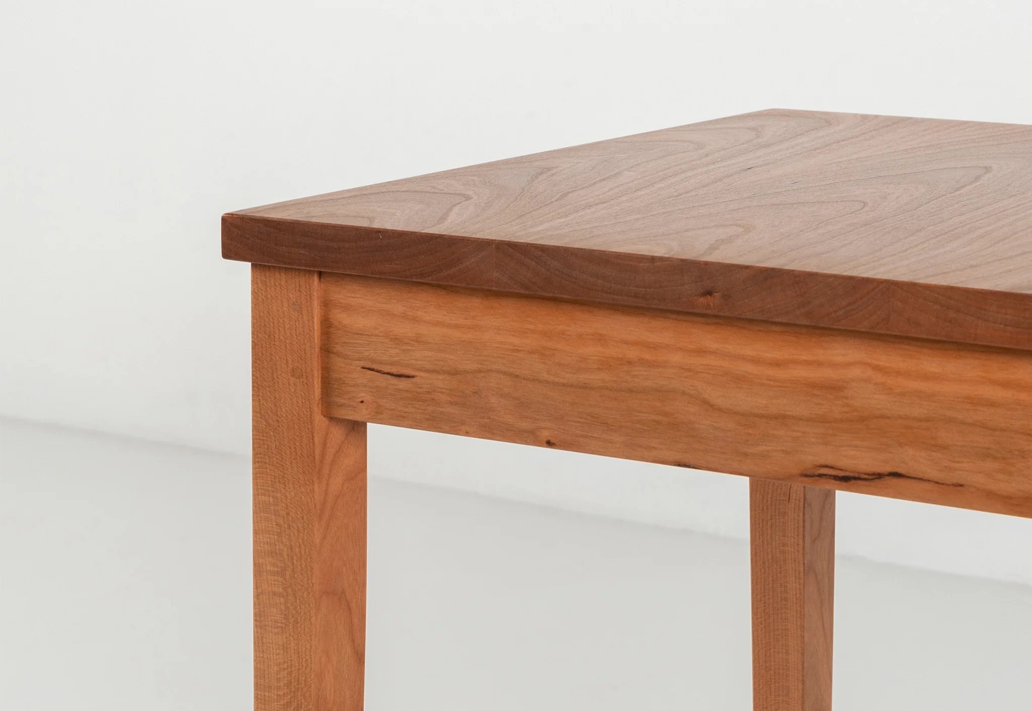 Table Minimus – Carrée - Inspirées de différents styles, toutes ces tables partagent la même structure de pieds, avec quatre colonnes élancées