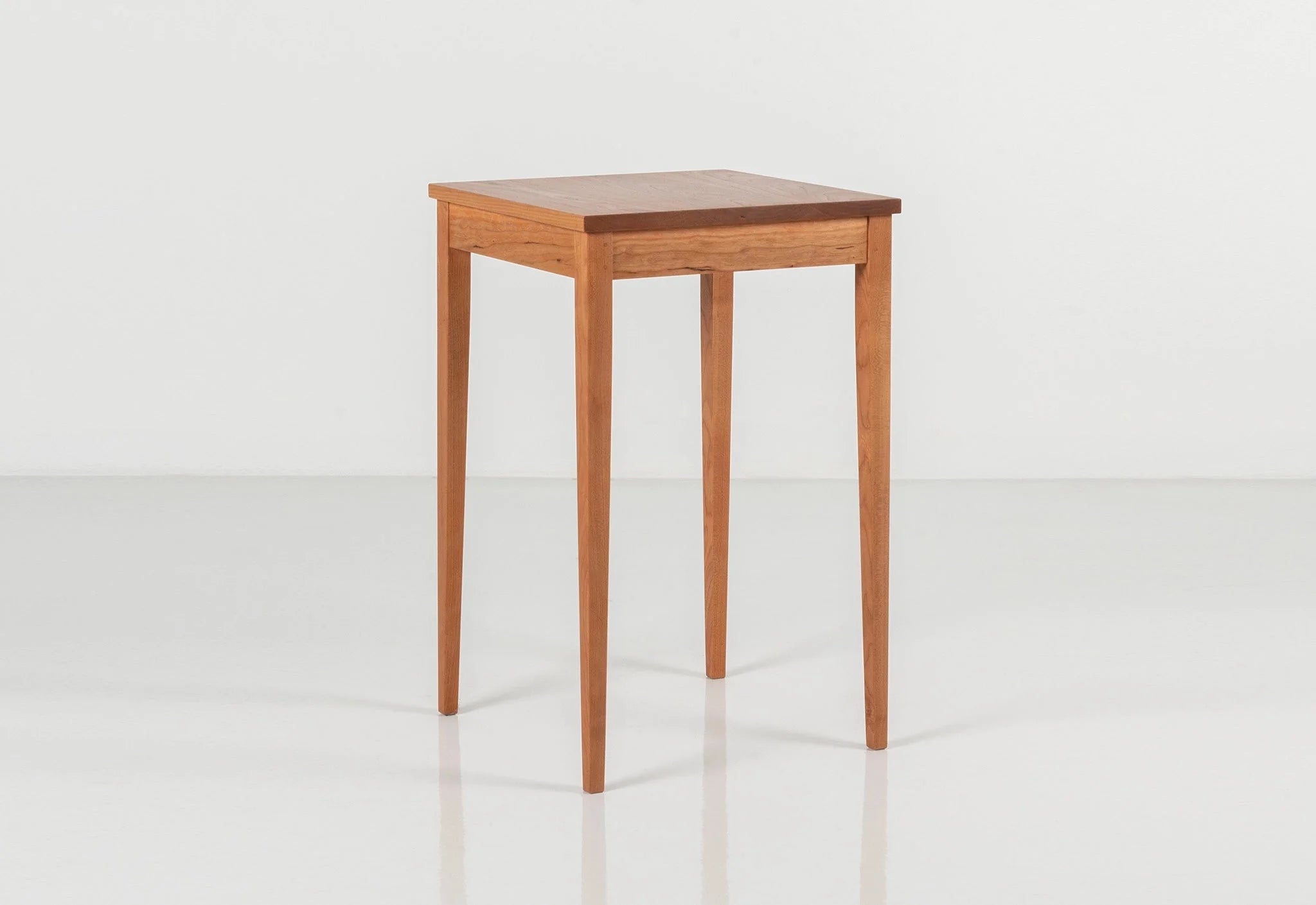 Table Minimus - Inspirées de divers styles, ces tables partagent toutes la même structure de pieds, composée de quatre colonnes fines qui s'élèvent
