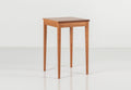 Table Minimus – Carrée - Inspirées de différents styles, toutes ces tables partagent la même structure de pieds, avec quatre colonnes élancées