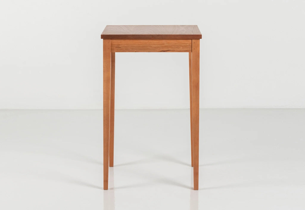 Table Minimus – Carrée - Inspirées de différents styles, toutes ces tables partagent la même structure de pieds, avec quatre colonnes élancées