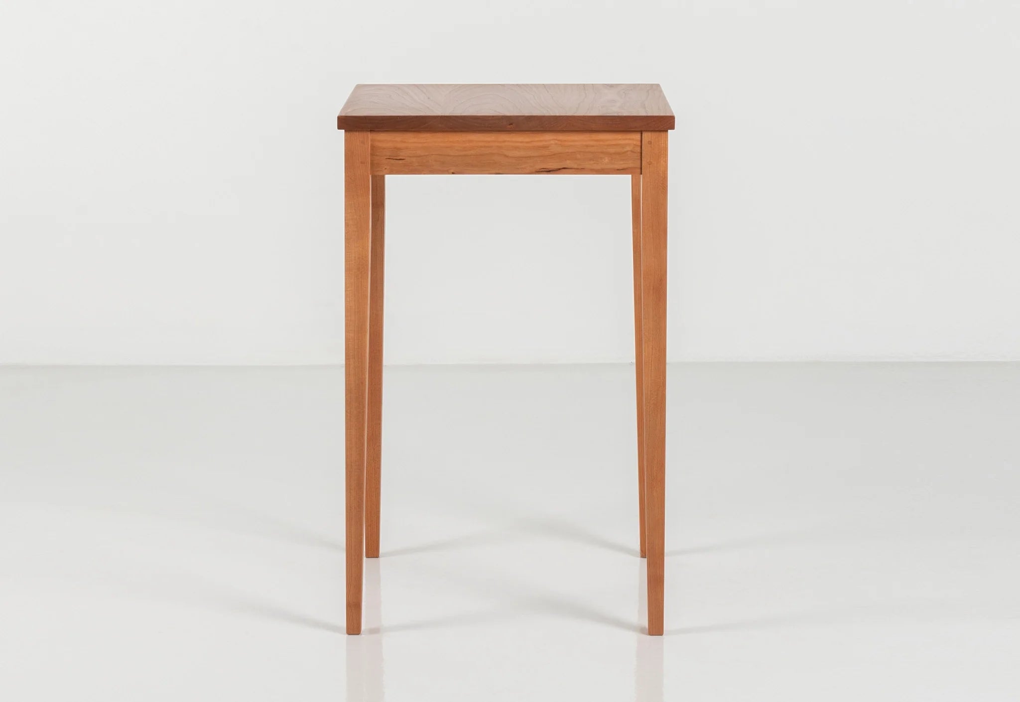 Table Minimus – Carrée - Inspirées de différents styles, toutes ces tables partagent la même structure de pieds, avec quatre colonnes élancées