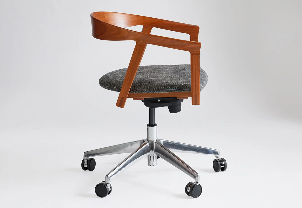 La chaise pivotante The NYPL Branch – Conçue à l'origine en collaboration avec la, elle a été mise à jour pour combiner le même