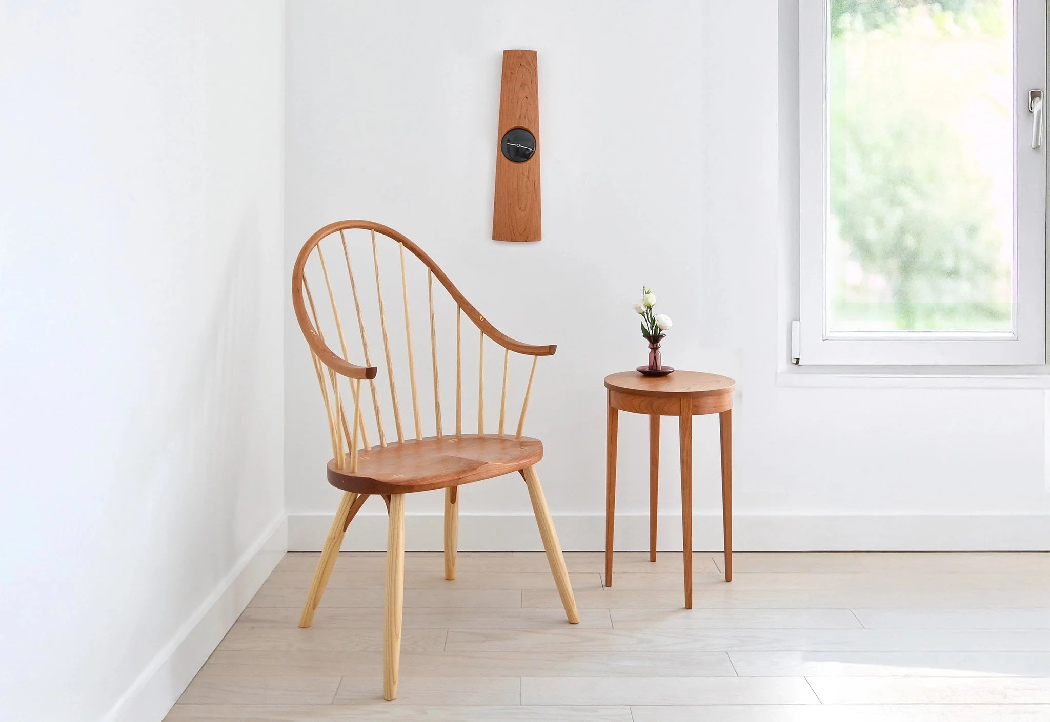 Table Minimus – Ronde – Inspirées de différents styles, ces tables partagent toutes la même structure de pieds, avec quatre colonnes fines