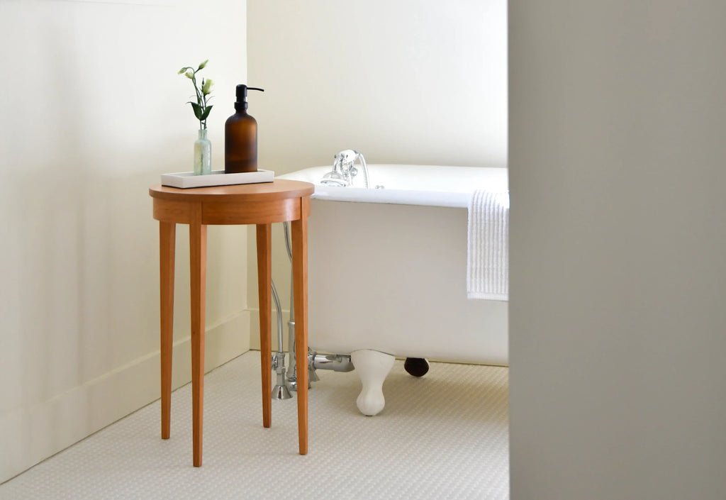 Table Minimus – Ronde – Inspirées de différents styles, ces tables partagent toutes la même structure de pieds, avec quatre colonnes fines
