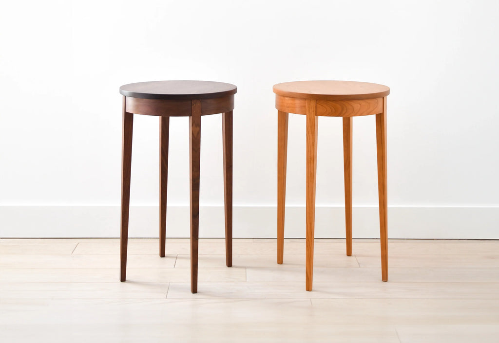 Table Minimus – Ronde – Inspirées de différents styles, ces tables partagent toutes la même structure de pieds, avec quatre colonnes fines