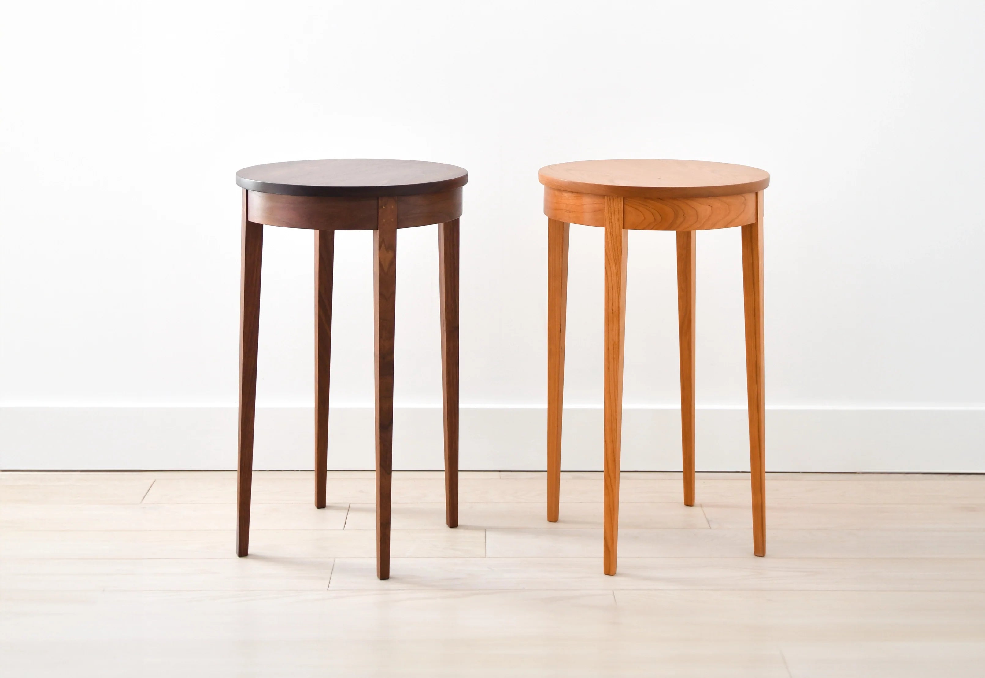 Table Minimus – Ronde – Inspirées de différents styles, ces tables partagent toutes la même structure de pieds, avec quatre colonnes fines