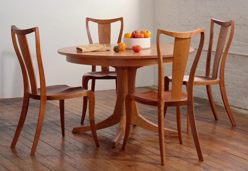 Table - Piètement central - Le plateau repose sur une base innovante en bois dur qui s'écarte en quatre directions pour assurer la solidité