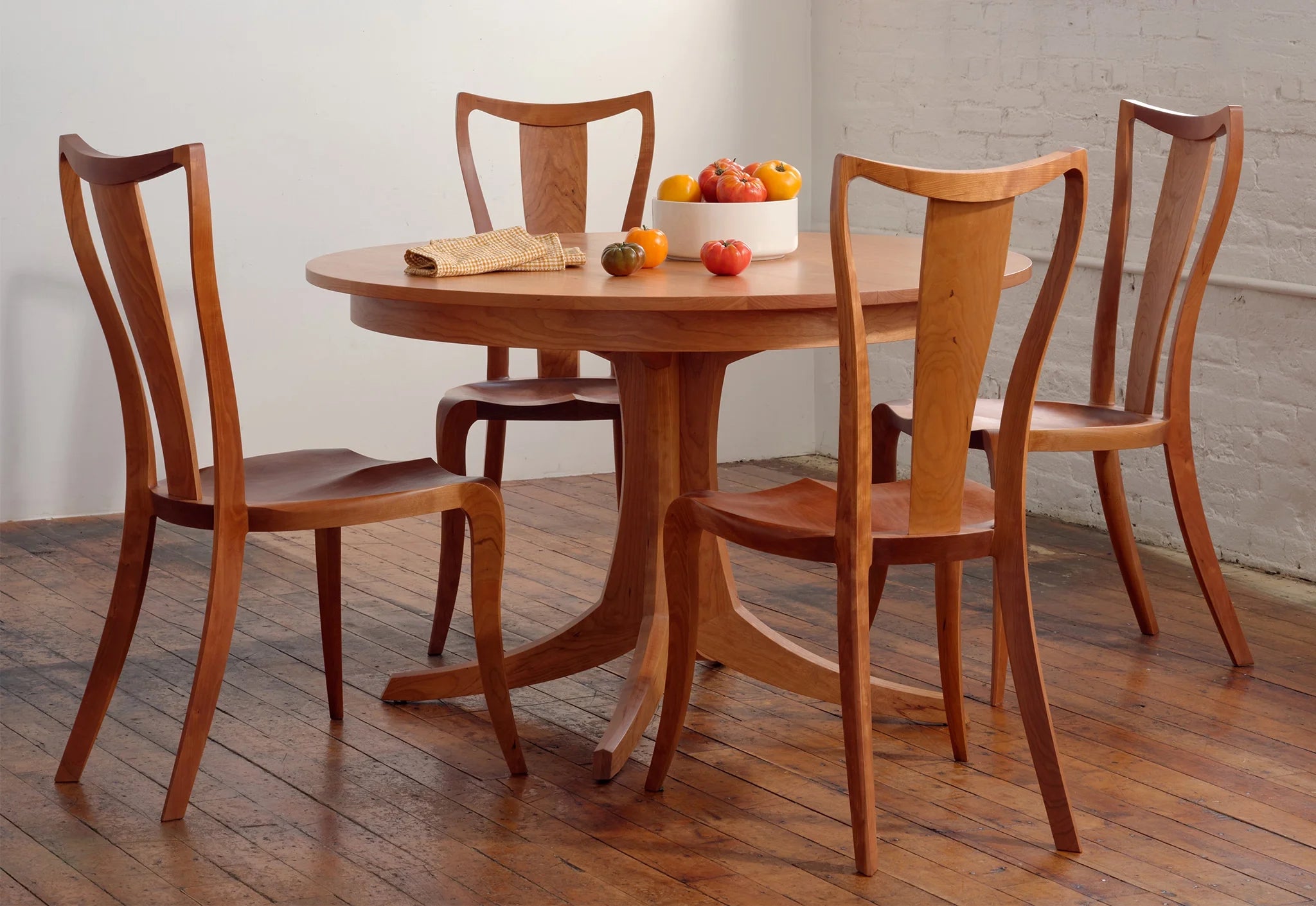 Table - Piètement central - Le plateau repose sur une base innovante en bois dur qui s'écarte en quatre directions pour assurer la solidité