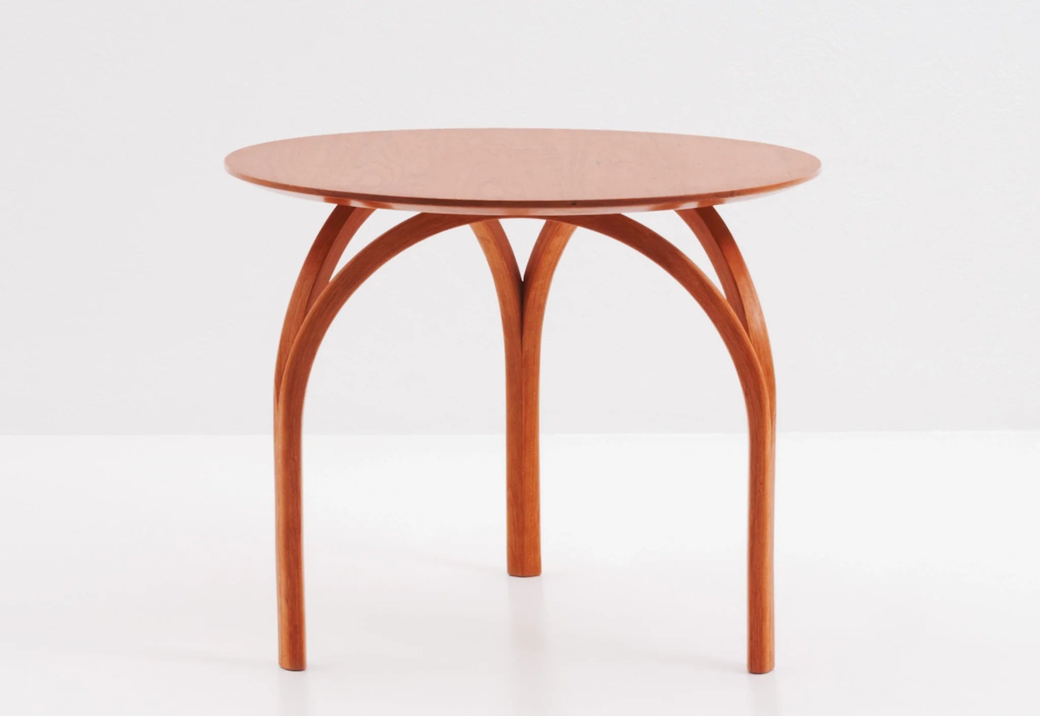 Table - Avec des pieds incurvés qui évoquent le dôme d'une cathédrale ou l'arc de ses vitraux, la est spectaculaire
