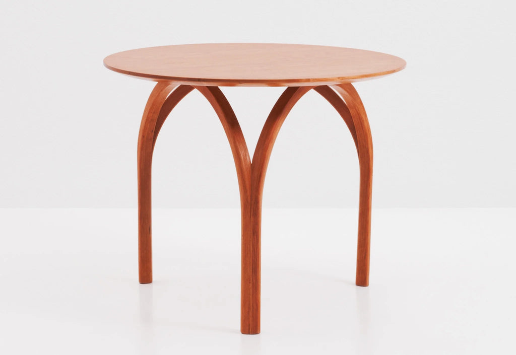 Table - Avec des pieds incurvés qui évoquent le dôme d'une cathédrale ou l'arc de ses vitraux, la est spectaculaire