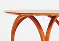 Table - Avec des pieds incurvés qui évoquent le dôme d'une cathédrale ou l'arc de ses vitraux, la est spectaculaire