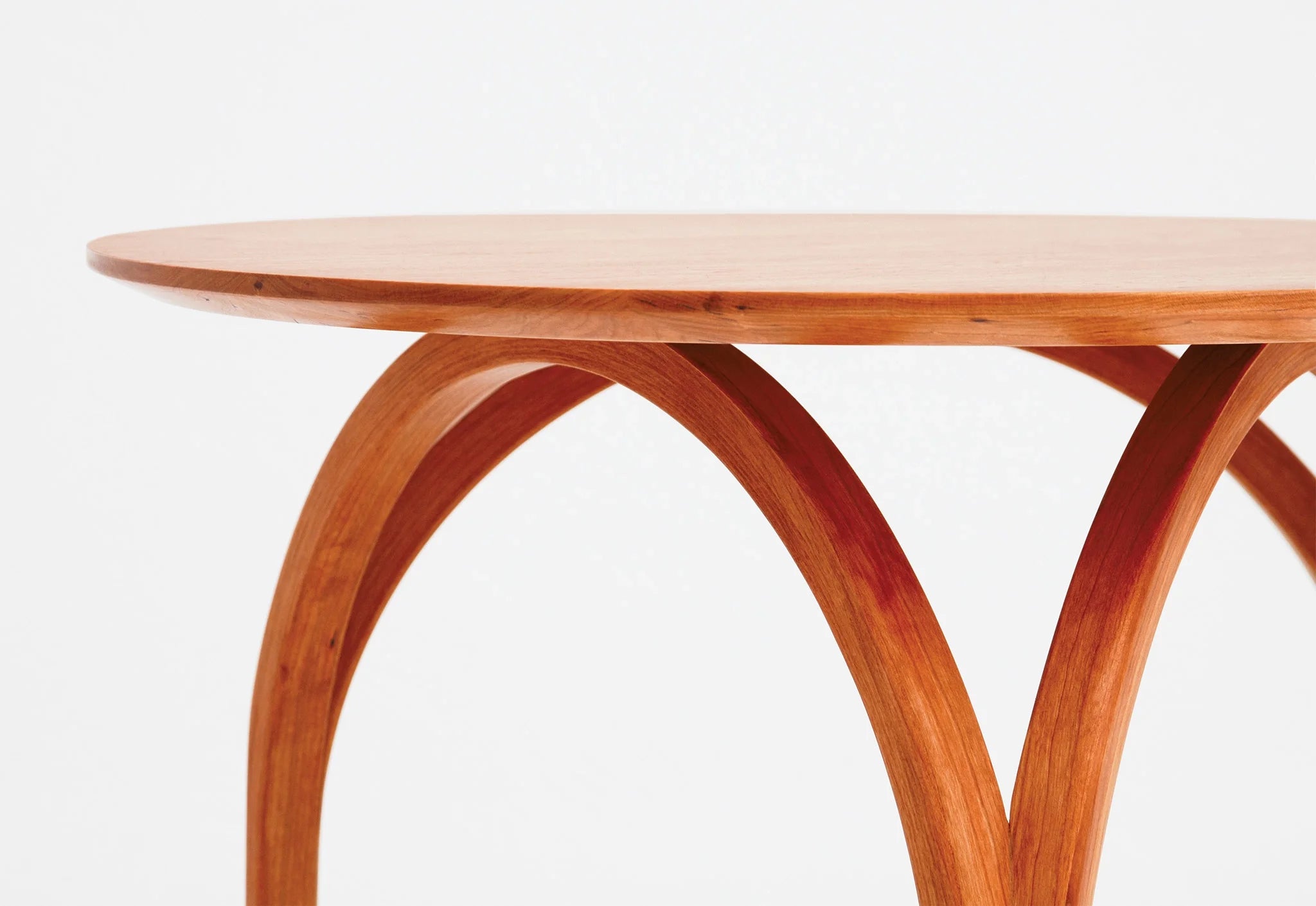 Table - Avec des pieds incurvés qui évoquent le dôme d'une cathédrale ou l'arc de ses vitraux, la est spectaculaire