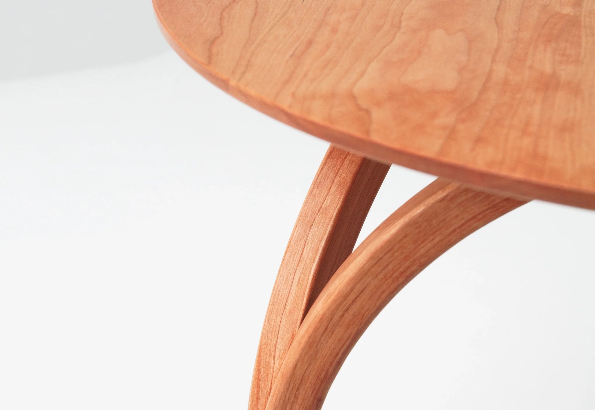 Table - Avec des pieds incurvés qui évoquent le dôme d'une cathédrale ou l'arc de ses vitraux, la est spectaculaire