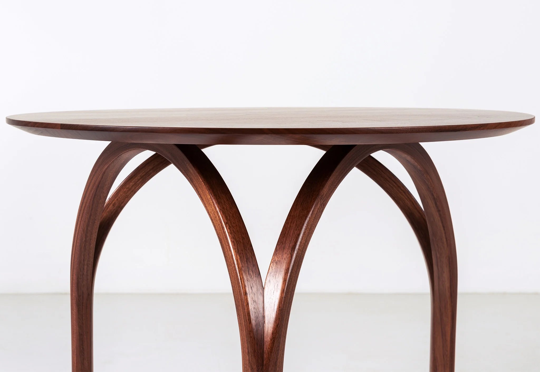 Table - Avec des pieds incurvés qui évoquent le dôme d'une cathédrale ou l'arc de ses vitraux, la est spectaculaire