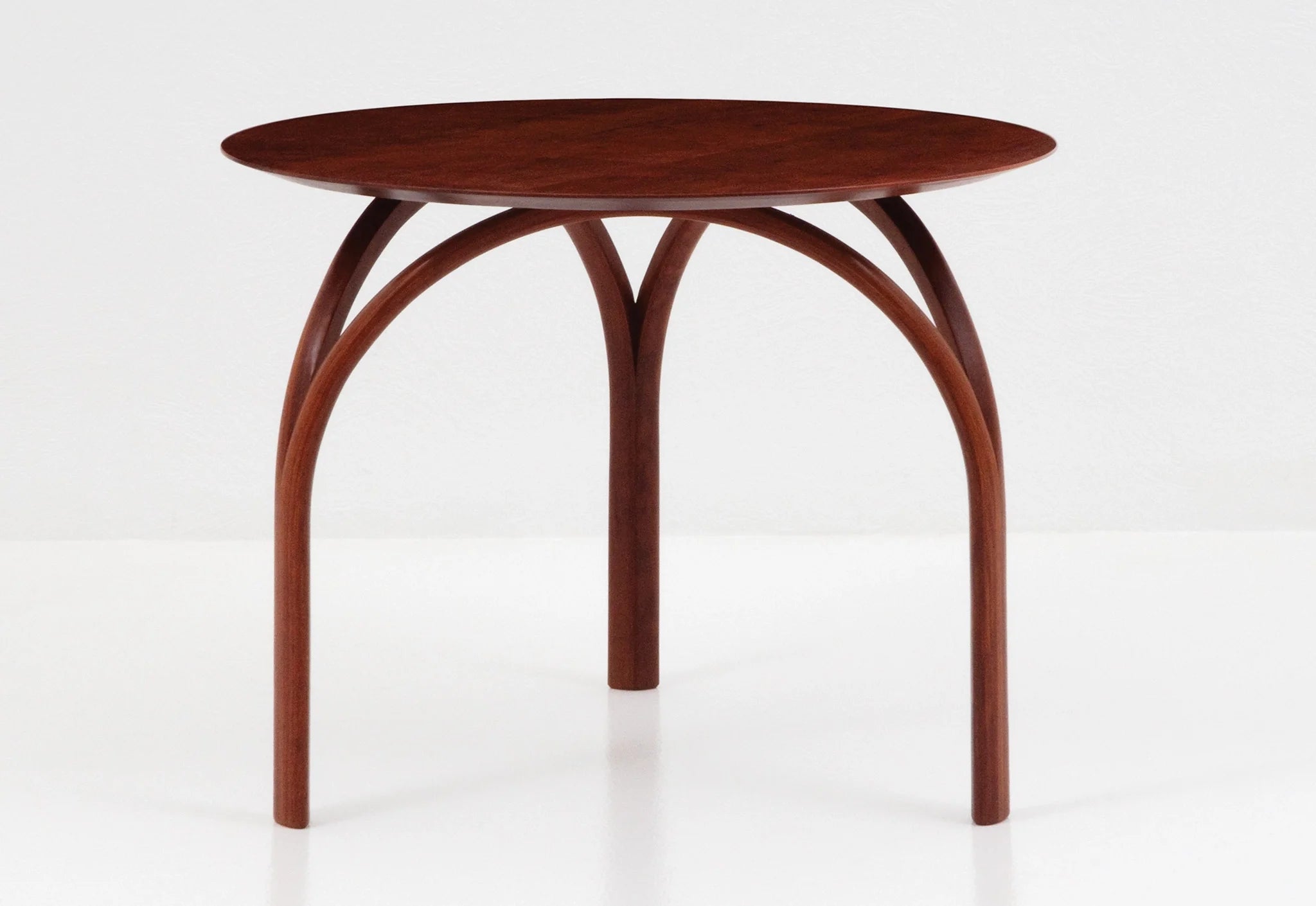 Table - Avec des pieds incurvés qui évoquent le dôme d'une cathédrale ou l'arc de ses vitraux, la est spectaculaire