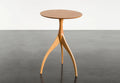Table - Fabriquée en bois massif, finie à la main, la table est dotée de trois pieds qui s'arquent en s'élevant, formant une inverse