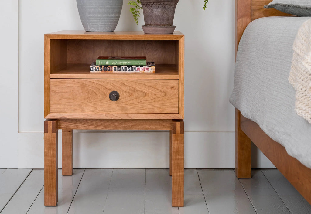 Table d'appoint - Conçue en s'inspirant du lit éponyme, elle est un exemple modeste de savoir-faire raffiné.