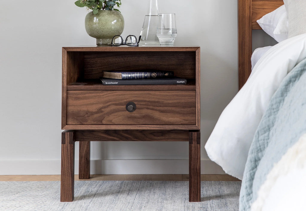 Table d'appoint - Conçue en s'inspirant du lit éponyme, elle est un exemple modeste de savoir-faire raffiné.