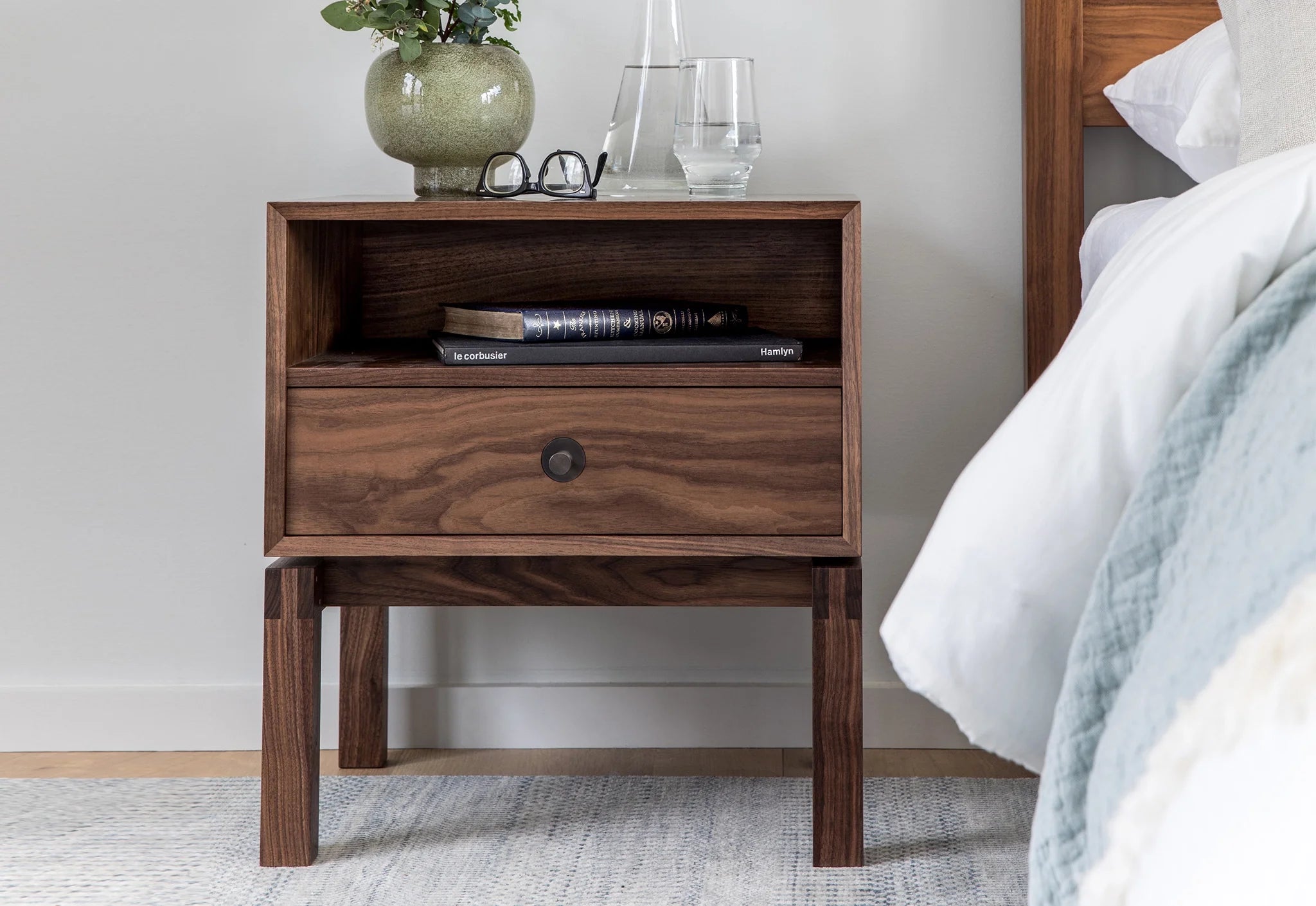 Table d'appoint - Conçue en s'inspirant du lit éponyme, elle est un exemple modeste de savoir-faire raffiné.