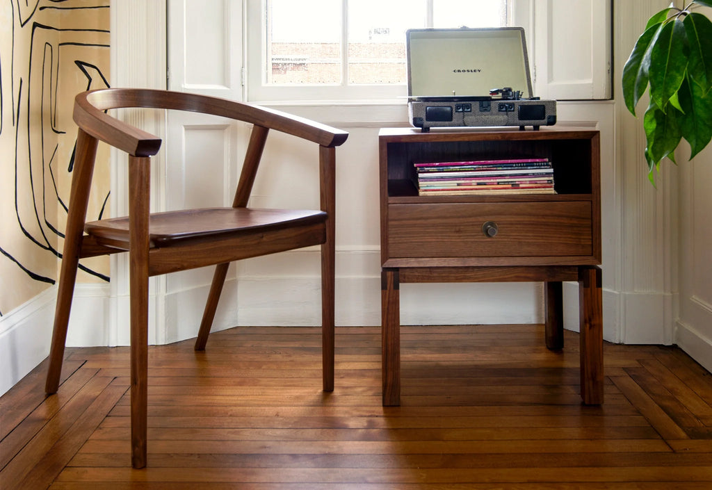 Table d'appoint - Conçue en s'inspirant du lit éponyme, elle est un exemple modeste de savoir-faire raffiné.