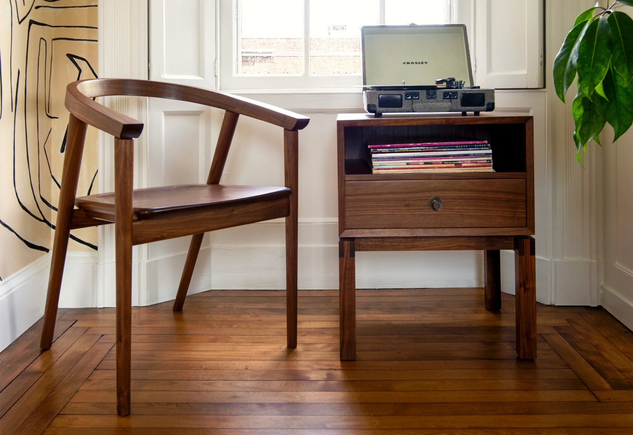 Table d'appoint - Conçue en s'inspirant du lit éponyme, elle est un exemple modeste de savoir-faire raffiné.