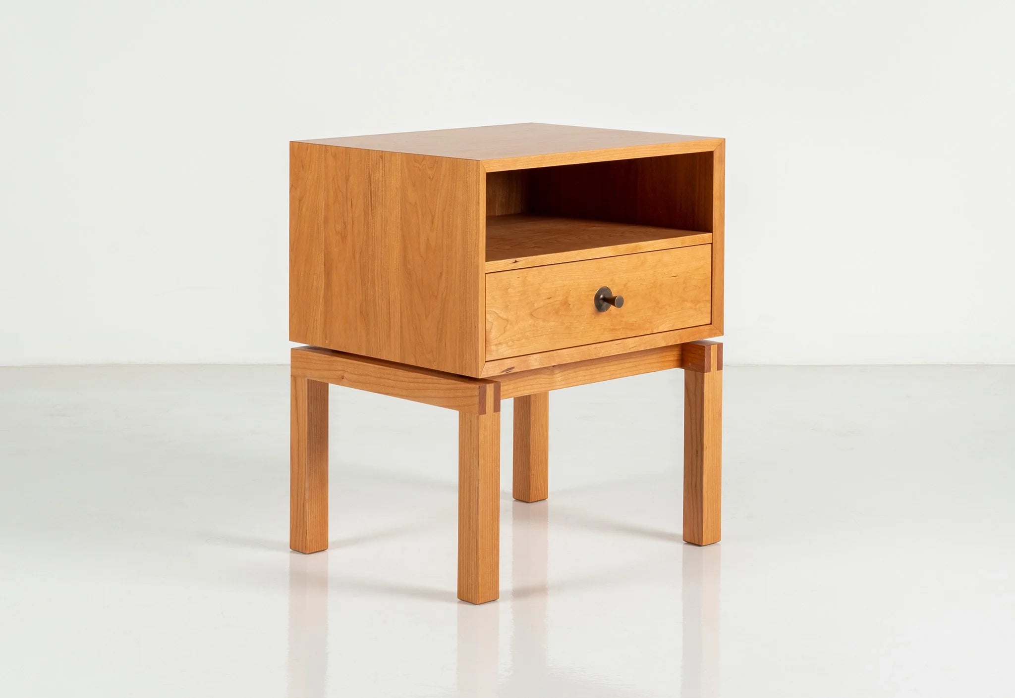 Table d'appoint - Conçue en s'inspirant du lit éponyme, elle est un exemple modeste de savoir-faire raffiné.