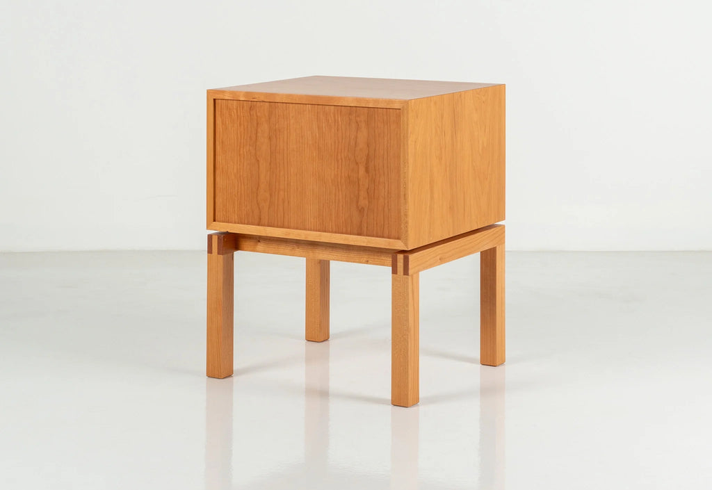Table d'appoint - Conçue en s'inspirant du lit éponyme, elle est un exemple modeste de savoir-faire raffiné.