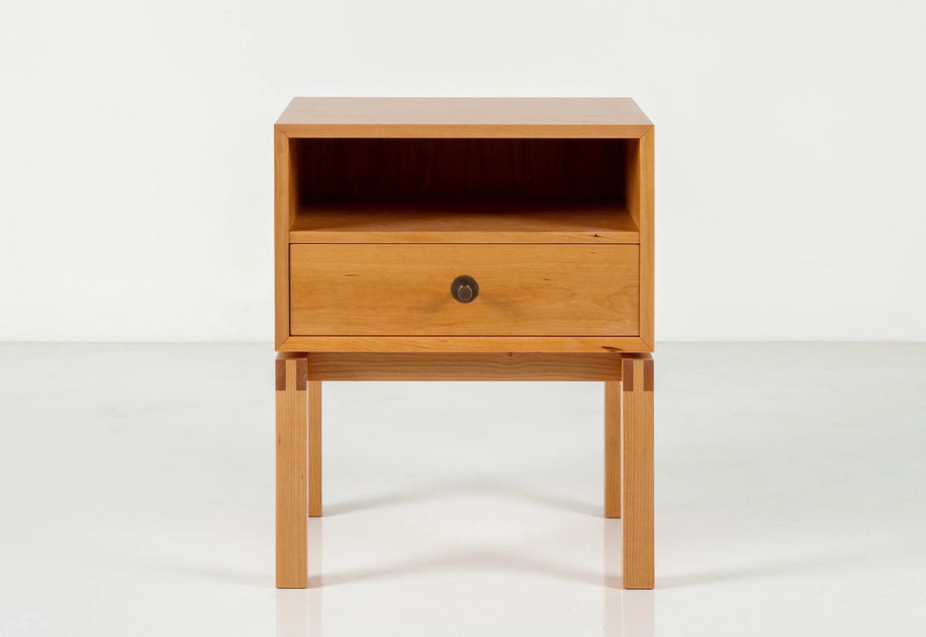 Table d'appoint - Conçue en s'inspirant du lit éponyme, elle est un exemple modeste de savoir-faire raffiné.