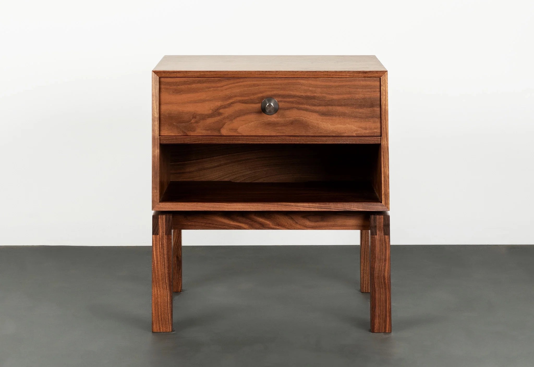 Table d'appoint - Conçue en s'inspirant du lit éponyme, elle est un exemple modeste de savoir-faire raffiné.