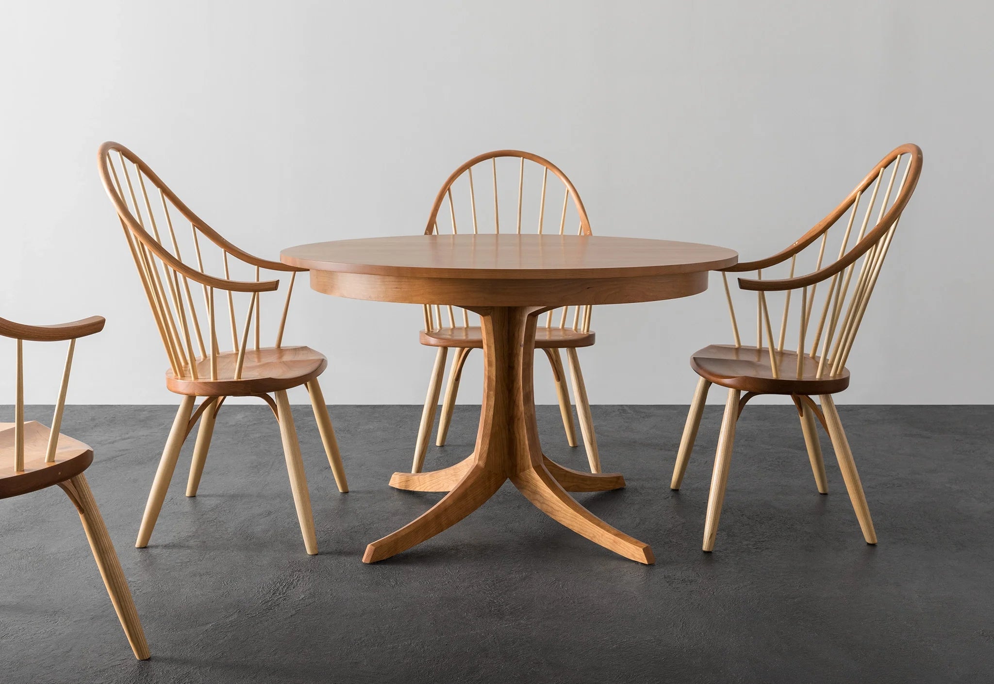 Table - Piètement central - Le plateau repose sur une base innovante en bois dur qui s'écarte en quatre directions pour assurer la solidité