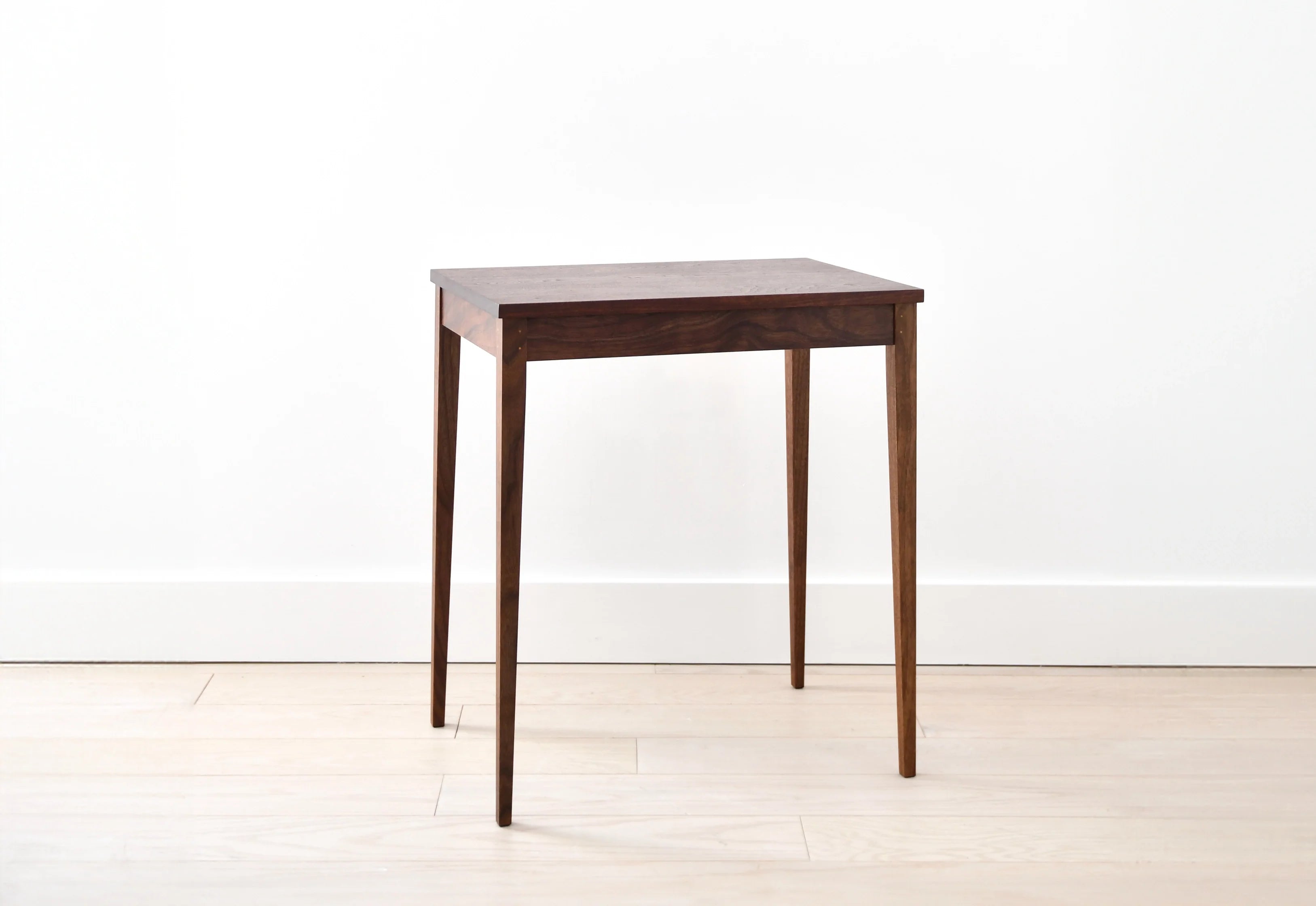 Table Minimus - Inspirées de divers styles, ces tables partagent toutes la même structure de pieds, composée de quatre colonnes fines qui s'élèvent