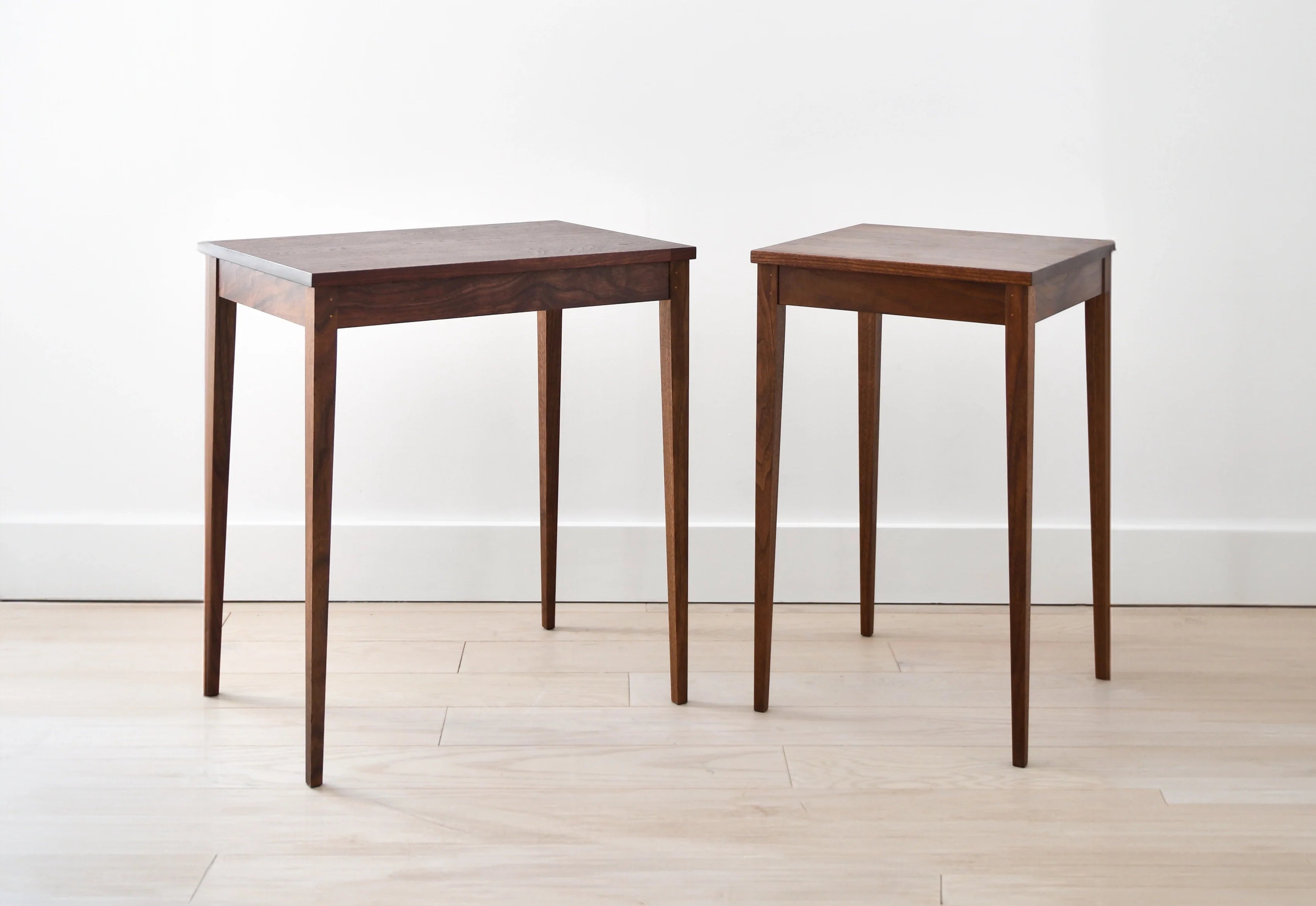 Table Minimus - Inspirées de divers styles, ces tables partagent toutes la même structure de pieds, composée de quatre colonnes fines qui s'élèvent